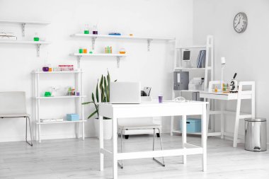 İşyeri ve kimyasal cam kaplamalı modern laboratuvarın içinde.