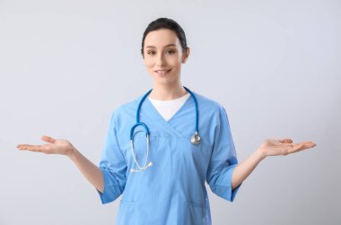Gri arka plan üzerinde kadın doktor portresi