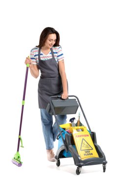 Beyaz arka planda tramvayı olan kadın temizlikçi.