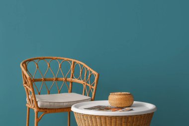 Şarjörlü masa ve renkli duvarın yanındaki sandalye.