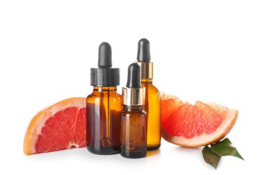 Beyaz arka planda izole edilmiş gerekli yağ ve olgun greyfurt şişeleri