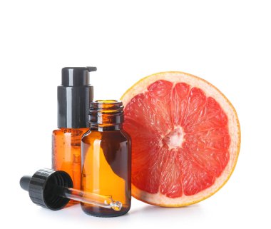 Beyaz arka planda izole edilmiş gerekli yağ ve olgun greyfurt şişeleri