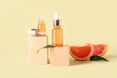 Renkli arka planda greyfurt yağı ve dekoru içeren kompozisyon