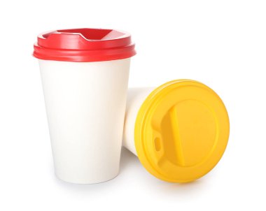 Beyaz arka planda izole edilmiş içecek bardakları