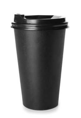 Beyaz arka planda izole edilmiş bir içecek bardağı.