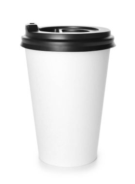 Beyaz arka planda izole edilmiş bir içecek bardağı.