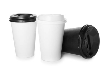 Beyaz arka planda izole edilmiş içecek bardakları