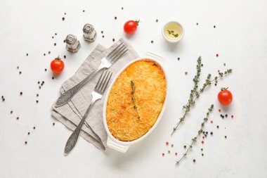 Beyaz arka planda lezzetli Shepherd 's Pie ile yemek pişirme