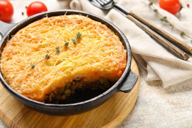 Hafif arka planda lezzetli Shepherd 's Pie ile kızartma tavası