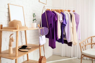 Aksesuarlı raf ünitesi, ahşap el, saksı ve beyaz tuğla duvarın yanındaki çerçeve.