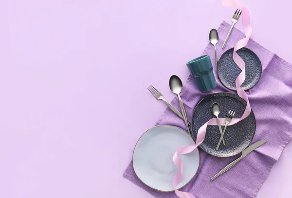 紫色の背景にスタイリッシュな食器のセット — ストック写真