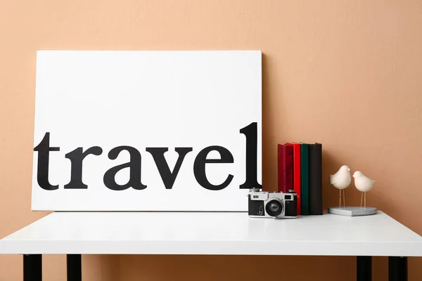 Livros Decoração Elegante Cartaz Com Palavra Travel Mesa Perto Parede — Fotografia de Stock