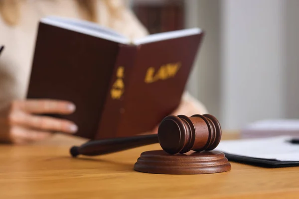 Ώριμη Γυναίκα Δικαστής Διαβάζοντας Βιβλίο Νόμου Στο Τραπέζι Στο Δικαστήριο — Φωτογραφία Αρχείου