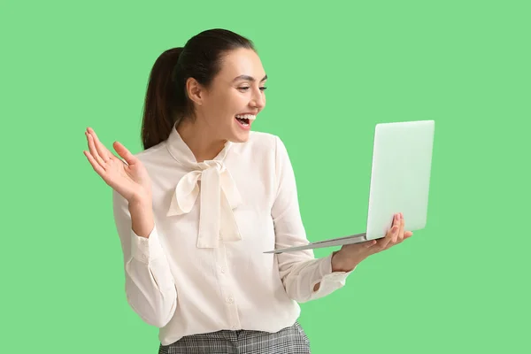 Happy Young Businesswoman Using Laptop Green Background — Stock Photo, Image