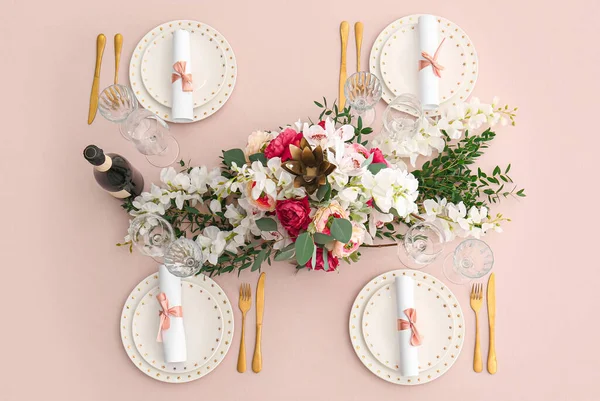 結婚式の招待状とスタイリッシュなテーブル設定 トップビュー — ストック写真