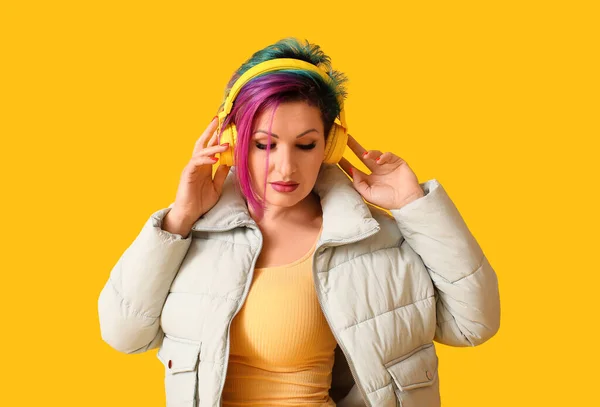 Hermosa Mujer Con Cabello Inusual Escuchando Música Sobre Fondo Amarillo —  Fotos de Stock