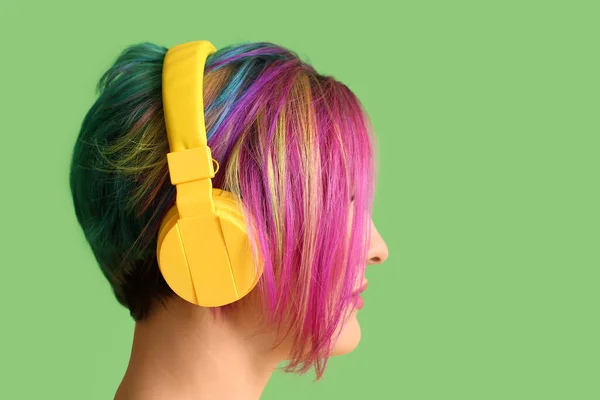 Mooie Vrouw Met Ongewoon Haar Luisteren Naar Muziek Groene Achtergrond — Stockfoto
