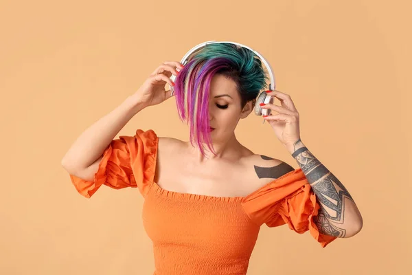 Vacker Kvinna Med Ovanligt Hår Och Tatuering Lyssna Musik Orange — Stockfoto