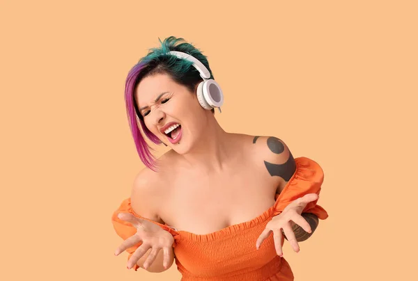 Beautiful Woman Unusual Hair Tattoo Listening Music Orange Background — Stock Photo, Image