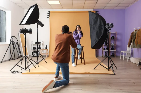 Male Photographer Taking Picture Young Woman Sitting Stool Studio — Stock Photo, Image