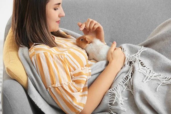 Beautiful Young Woman Cute Guinea Pig Lying Sofa — Stock Photo, Image