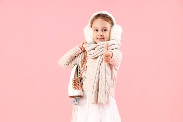 Симпатична Маленька Дівчинка Зимовому Одязі Ковзанами Показують Жест Великого Пальця — стокове фото