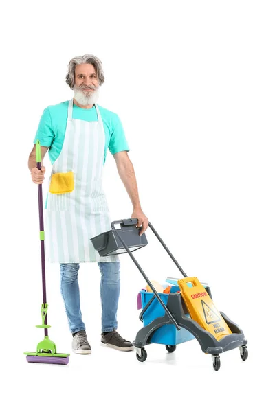 Senior Mann Mit Wischmopp Und Trolley Auf Weißem Hintergrund — Stockfoto