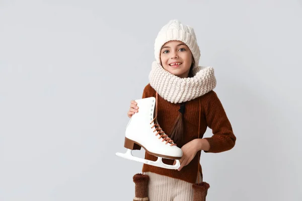 Petite Fille Drôle Avec Des Patins Glace Sur Fond Gris — Photo