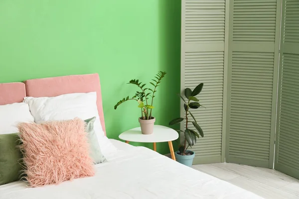 Interior Del Dormitorio Moderno Con Pared Verde — Foto de Stock
