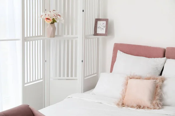 Modern Yatak Odasının Içi Şık Katlama Ekranlı — Stok fotoğraf