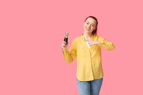 Mladá Žena Ukazuje Profesionální Mikrofon Růžovém Pozadí — Stock fotografie