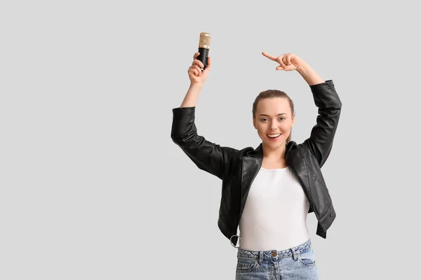 Mladá Žena Ukazuje Profesionální Mikrofon Světlém Pozadí — Stock fotografie