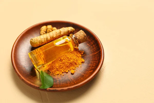 米色背景下的油瓶 姜黄根和粉末 — 图库照片