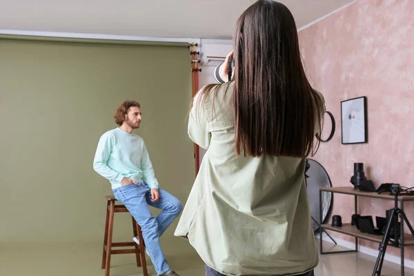 Female Photographer Taking Picture Young Man Studio — Stock Photo, Image