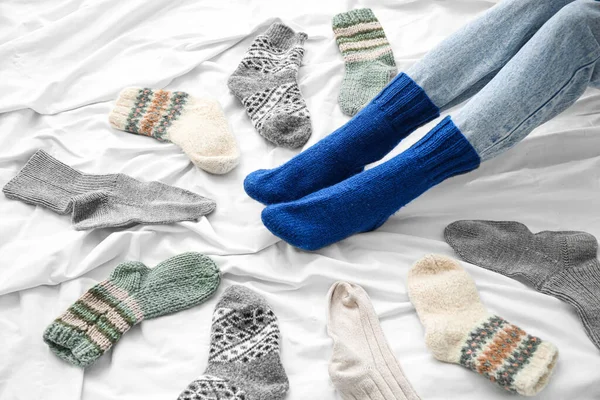 Γυναίκα Ζεστό Πλεκτό Κάλτσες Στο Κρεβάτι Έννοια Της Εποχής Θέρμανσης — Φωτογραφία Αρχείου