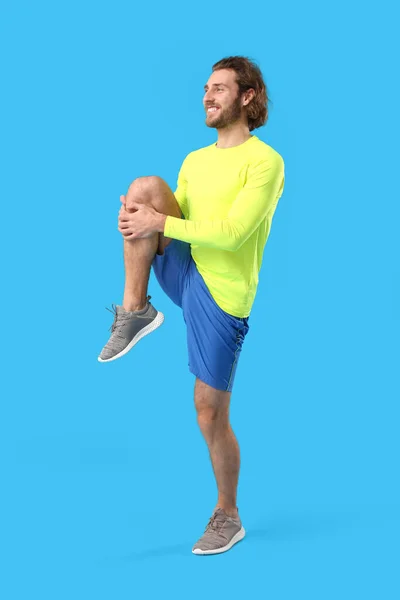 身材矮小的男人伸展在蓝色的背景上 — 图库照片