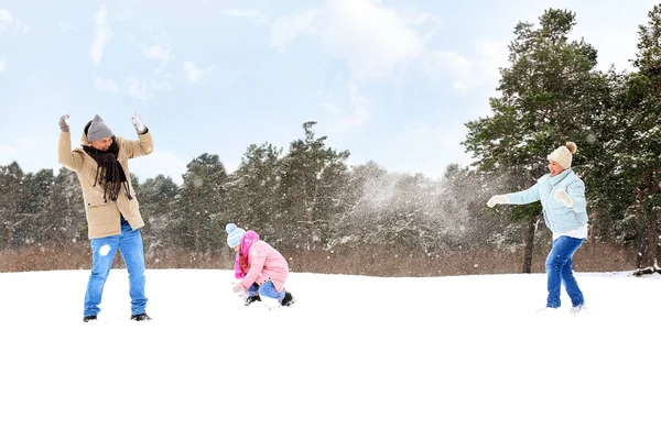 Little Girl Her Grandparents Throwing Snowballs Snowy Winter Day — Stock Photo, Image