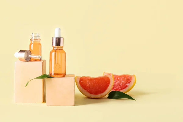 Composition Bottles Grapefruit Essential Oil Decor Color Background — Stock Photo, Image