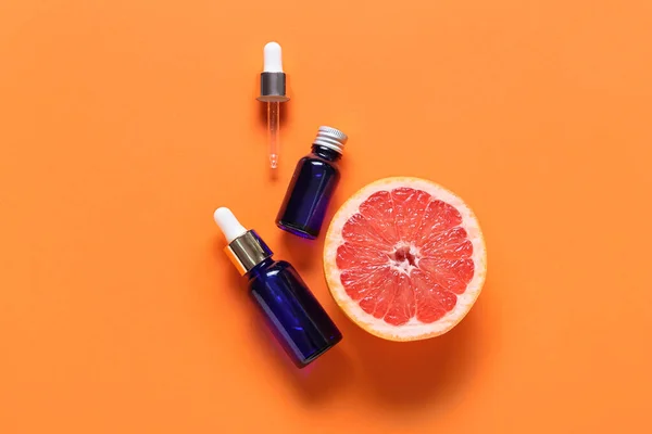 Bottles Essential Oil Half Juicy Grapefruit Color Background — Stock Photo, Image