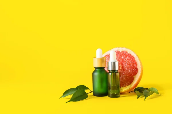 Bottles Essential Oil Grapefruit Yellow Background — Stock Photo, Image