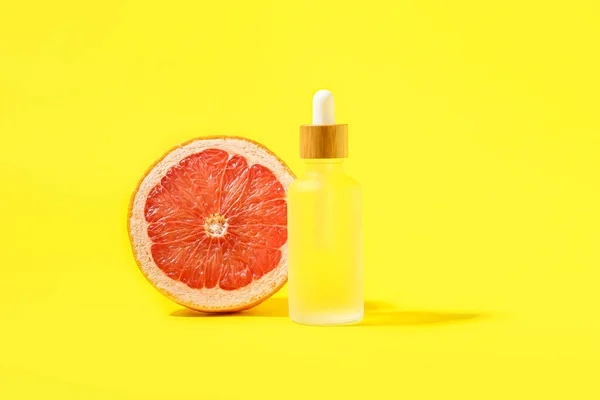 Bottle Essential Oil Half Ripe Grapefruit Yellow Background — Stock Photo, Image