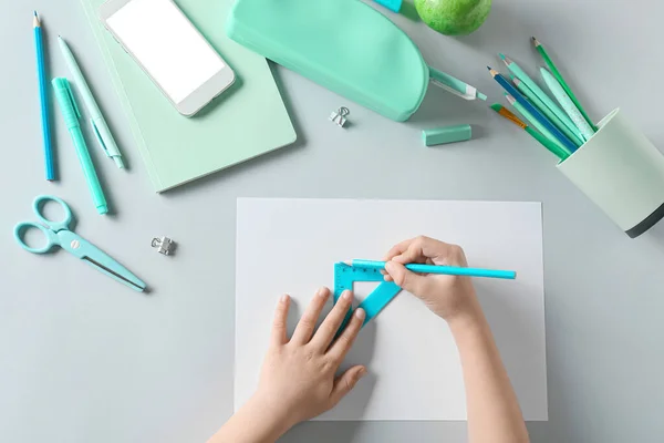 Kinderhände Mit Schreibwaren Und Handy Auf Weißem Hintergrund — Stockfoto