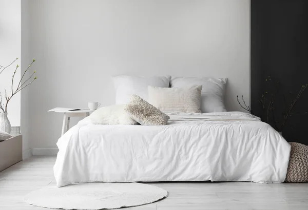 Interior Del Dormitorio Con Cama Cómoda Cerca Pared Blanca — Foto de Stock