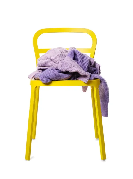의자에 라일락 스웨터에 배경이 — 스톡 사진