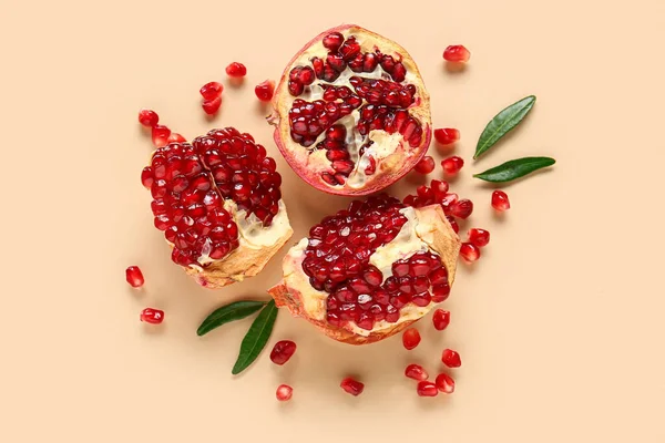 Tasty Ripe Pomegranate Pieces Beige Background — Stock Photo, Image