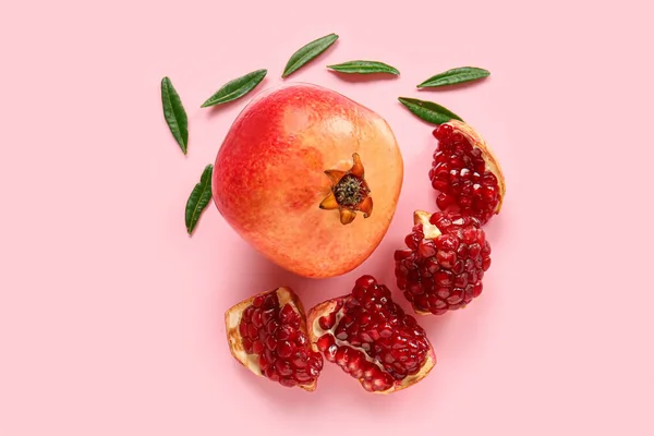 Tasty Ripe Pomegranate Pieces Pink Background — Stock Photo, Image