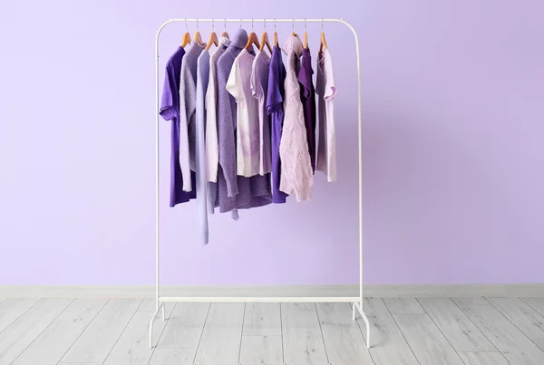 Стелаж Одягом Фіолетових Відтінках Біля Бузкової Стіни — стокове фото