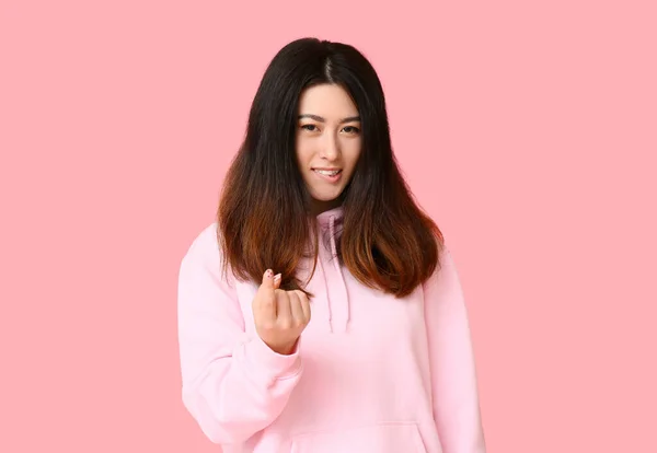 Joven Mujer Asiática Sudadera Con Capucha Sobre Fondo Rosa — Foto de Stock