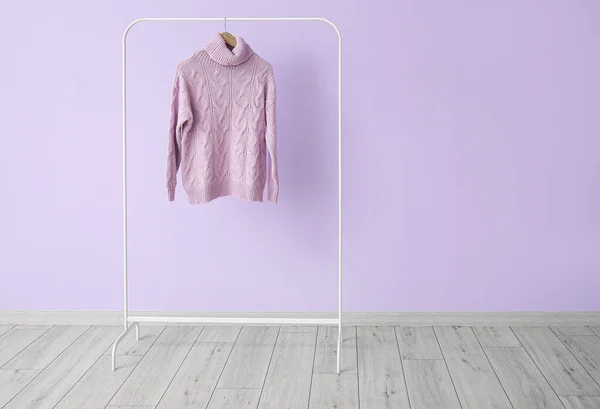 Rack Knitted Sweater Lilac Wall — Stock Photo, Image