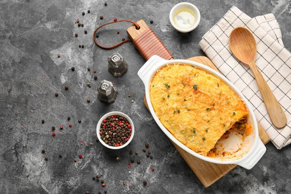 Piatto Cottura Con Gustosa Torta Pastore Sfondo Scuro — Foto Stock